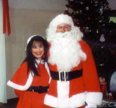 Santa (David Hathcock of Green Bay Packers) and Santa's Helper Ramona LeBaron (Actress)his helpers and take them to the Tennessee Baptist Children's Home. A full lunch was donated by Noshville Deli, and entertainment was performed by Miss Nashville Tennessee, Darcy Donavan and Giants artist, Jim Collins. The NFL Alumni Football players passed out gifts to all the kids that were donated.